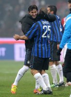 FUSSBALL International SERIE A 2011/2012: Javier Zanetti (li,) umarmt Walter Samuel (Inter Mailand)