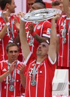 Fussball, 1. Bundesliga  Saison 16/17: Jubel FC Bayern Muenchen mit Schale