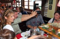 FUSSBALL 1. BUNDESLIGA: Bastian Schweinsteiger macht Fotos in der Kaefer Wiesnschaenke mit Freundin Sarah Brandner