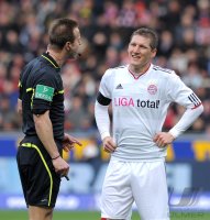 Fussball 1. Bundesliga  Saison 2010/2011:  Schiri Peter Gagelmann mit Bastian Schweinsteiger (FC Bayern Muenchen)