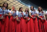 Fussball: DFB Pokal Finale: JUBEL PAULANER BIER MAEDELS MIT WEISSBIERGLAESSERN