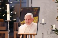 Ein Bild des verstorbenen Papst Benedikt XVI. im Rotternburger Dom St. Martin