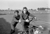 Fussball 1. Bundesliga Saison 1969/1970: Mueller, Beckenbauer auf Traktor