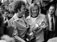 Fussball-EM 1972 Finale: Beckenbauer, Netzer mit Pokal