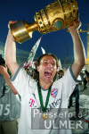 Fussball DFB-POKAL: BAYERN - LAUTERN, KOVAC mit Pokal