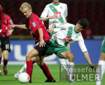 Fussball DFB-Pokal: Bremen - Leverkusen, Zweikampf