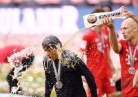 Fussball 1. Bundesliga Saison 18/19: Meister FC Bayern Muenchen / Bierdusche