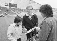 Fussball Abschiedsspiel Sepp Maier: Rummenigge gibt Autogramme