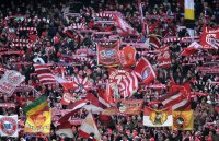 Fussball 1. Bundesliga : Bayern Fans in der Fankurve mit Fahnen