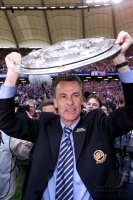 Fussball  1. Bundesliga  2000/2001:  Trainer Hitzfeld (FC Bayern Muenchen) mit Meisterschale