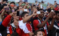 FUSSBALL International: Manchester Fans fotografieren mit dem Handy