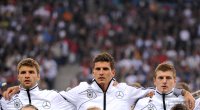 FUSSBALL INTERNATIONAL: Thomas MUELLER , Mario Gomez, Toni KROOS (v. li., Deutschland)