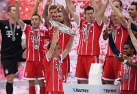 Fussball, 1. Bundesliga  Saison 16/17: Jubel FC Bayern Muenchen mit Schale
