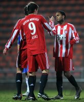 Fussball 3. Bundesliga: JUBEL nach dem Sieg mit Thomas Kurz  und dem Torschuetzen Boy Deul (FC Bayern II)