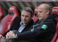 Fussball 1. Bundesliga  Saison 2010/2011: Trainer Schaaf  (SV Werder Bremen) und  Sportdirektor  Allofs (SV Werder Bremen)