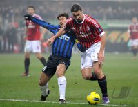 FUSSBALL International SERIE A 2011/2012: Javier Zanetti (li, Inter Mailand) gegen Zlatan Ibrahimovic (AC Mailand)