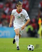 FUSSBALL EURO 2008: Portugal, Veloso Einzelaktion