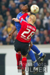 Fussball 1. Bundesliga: Schalke - Leverkusen, Zweikampf