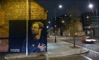 Fussball CHL 18/19 Achtelfinale: Trainer Klopp (FC Liverpool) als Wandmalerei