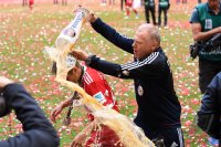 Fussball, 1. Bundesliga  Saison 16/17: Jubel FC Bayern Muenchen mit Schale