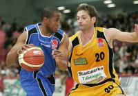Basketball 1. Bundesliga: Tuebingen - Karlsruhe, Zweikampf