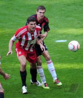 Fussball 1. Bundesliga : Mario Gomez (li, FC Bayern Muenchen) gegen Daniel Schwaab (re, Bayer 04 Leverkusen)