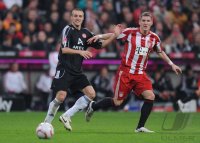 Per Nilsson (li, 1 FC Nuernberg)    gegen Bastian Schweinsteiger (re, FC Bayern Muenchen)
