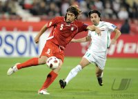 Fussball AFC Asian Cup 2011: Hadi Aghily (li, Iran) gegen  Hawar Mohammed (re, Irak)