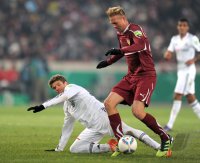 Fussball DFB Pokal, Saison 2011/2012, Viertelfinale: Thomas Mueller (li, FC Bayern Muenchen) gegen Raphael Holzhauser (VfB Stuttgart)
