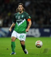 Fussball: 1. Bundesliga Saison 2010/2011: Bremen, FRINGS am Ball