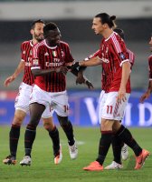 FUSSBALL SERIE A:  Ali Sulley Muntari, Zlatan Ibrahimovic (v. li., AC Mailand)