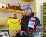 SKI   Weltcup  Aspen Damen Sonja Nef (SUI) ; beim Einkaufsbummel