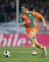 Fussball 1. Bundesliga: Bremen, KLOSE Einzelaktion am Ball