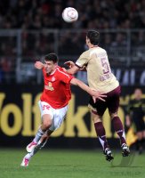 1. Fussball Bundesliga: Adam Szalai (li, 1. FSV Mainz 05) gegen Mario Eggimann (re, Hannover 96)