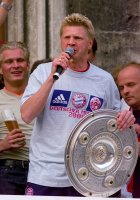 Fussball: Stefan Effenberg jubelt mit der Meisterschale