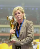 Fussball International Frauen Weltmeisterschaft  FINALE: Trainerin Neid (GER) mit WM Pokal