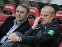 Fussball 1. Bundesliga  Saison 2010/2011: Trainer Schaaf  (SV Werder Bremen) und  Sportdirektor  Allofs (SV Werder Bremen)