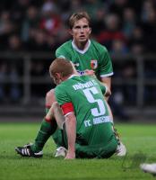 FUSSBALL, DFB Pokal Halbfinale: Uwe Moehrle mit Jonas De Roeck (FCA)