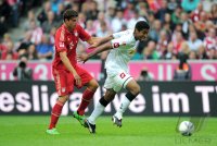 Fussball 1. Bundesliga, Saison 2011/2012: Mario Gomez (li, FC Bayern Muenchen) gegen Dante Bonfim (re, Borussia Moenchengladbach)