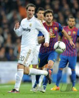 FUSSBALL International  COPA DEL REY  11/12:  Gonzalo Higuain (li, Real Madrid) gegen Sergio Ramos (Real Madrid)