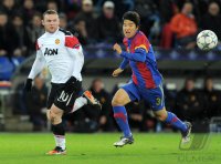 Fussball CHL  Saison 2011/2012: Wayne Rooney  (li, Manchester United FC) gegen Park Joo Ho (FC Basel)