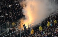Fussball 1. Bundesliga : Borussia Moenchengladbach Fans mit einer Rauchbombe