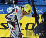 SKI   Weltcup Abfahrt Mnner Sieger Maier (AUT) begutachtet seine Ski