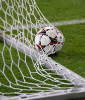 FUSSBALL  CHL  Saison 2013/2014: Adidas CHL Ball im Netz