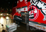 Fussball 2. Bundesliga: Koeln - Reutlingen, Zerschlagene Scheibe am Manschaftsbus