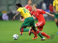 Fussball International Testspiel: Vincent Aboubakar (li, Kamerun) gegen Renat Yanbaev (re, Russland)