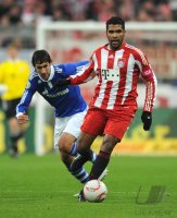 Fussball DFB Pokal 10/11 : Raul (li, FC Schalke 04) gegen Breno (re, FC Bayern Muenchen)