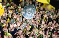 BVB Fans mit Meisterschalen