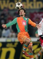 Fussball 1. Bundesliga: Bremen, VALDEZ Einzelaktion am Ball