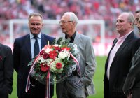 Fussball 1. Bundesliga  Saison 2010/2011: Vorstandsvorsitzender Karl Heinz Rummenigge gratuliert Franz Beckenbauer zum 65. Geburtstag  mit Praesident Uli Hoeness (v. li., FC Bayern Muenchen)